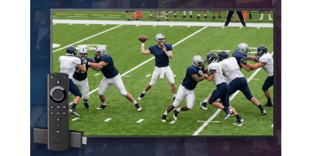 Amazon Fire TV Stick mit Fernbedienung vor einem Fernseher, auf dem ein American Football Spiel (Super Bowl) läuft – Symbolbild für Live-Streaming über Anbieter wie waipu.tv (RTL HD) oder DAZN.