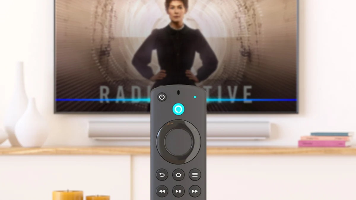 Fire-TV-Fernbedienung mit aktivierter Alexa-Sprachsteuerung auf dem Fernseher