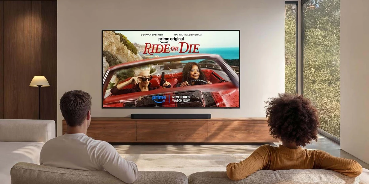 Zwei Personen schauen Prime Video auf einem großen Fernseher im Wohnzimmer