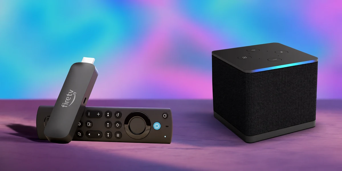 Amazon Fire TV Stick mit Alexa-Fernbedienung neben dem Fire TV Cube